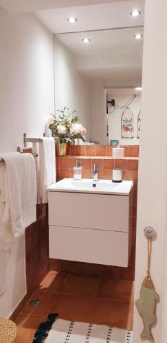 a bathroom with a white sink and a mirror at Estúdio na Falésia in Albufeira