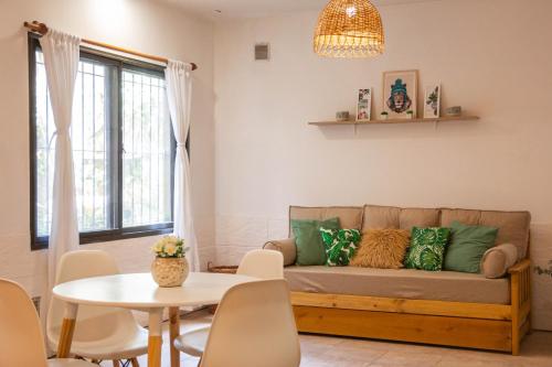 ein Wohnzimmer mit Sofa und Tisch in der Unterkunft Departamento Céntrico Belgrano PBE in San Carlos de Bariloche