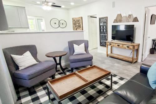 uma sala de estar com duas cadeiras e uma televisão em Vacation Home Minutes From Downtown, Great For Families em Ogden