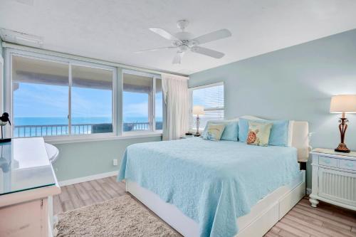 Dormitorio azul con cama y ventana en 306 Coral Sands, en Fernandina Beach