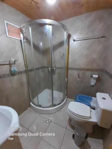 y baño con ducha, aseo y lavamanos. en Alojamiento Campeche en Cavalango