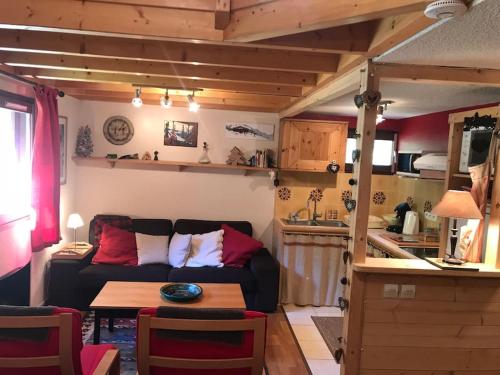 un salon avec un canapé et une table dans l'établissement Appartement 65m2 esprit Chalet. Parking. Balcon, à Cauterets