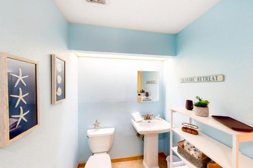 ein Badezimmer mit einem weißen WC und einem Waschbecken in der Unterkunft Playa Rana 312 in Virginia Beach