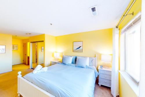 ein Schlafzimmer mit einem großen Bett und einem Fenster in der Unterkunft Playa Rana 312 in Virginia Beach