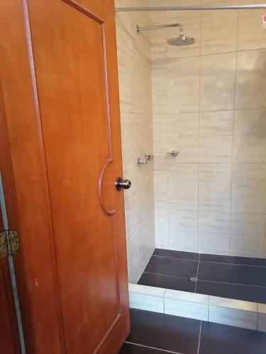 Un baño de Hospedaje Las Lilas Surco
