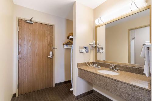 ein Bad mit einem Waschbecken und einem Spiegel in der Unterkunft Best Western Empire Towers in Sioux Falls
