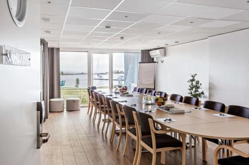 a conference room with a long table and chairs at Best Western Hotel Corallen in Oskarshamn