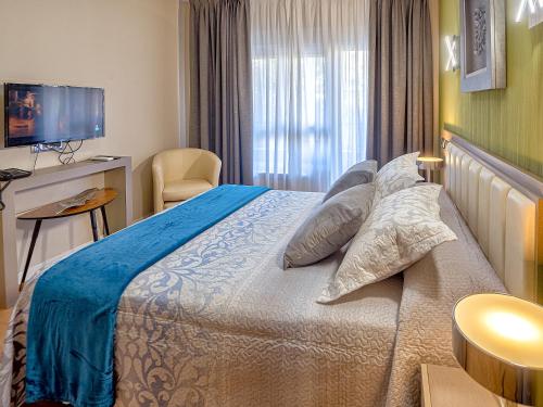 a hotel room with a bed and a television at Hostal Real Aranjuez in Aranjuez