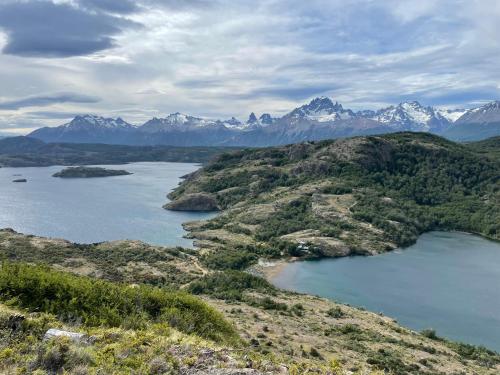 una gran masa de agua con montañas en el fondo en Refugio con la Mejor Vista de la Patagonia Chilena, en Villa Cerro Castillo