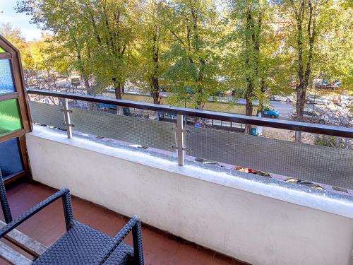 a balcony with two chairs and a view of a street at Hostal Real Aranjuez in Aranjuez