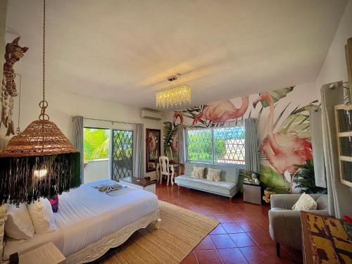 圖盧姆的住宿－Castillo Tulum，一间卧室设有一张床和一间客厅。