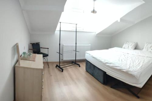 - une chambre avec un lit, un bureau et une chaise dans l'établissement Charming flat close to bostançi sea, à Istanbul