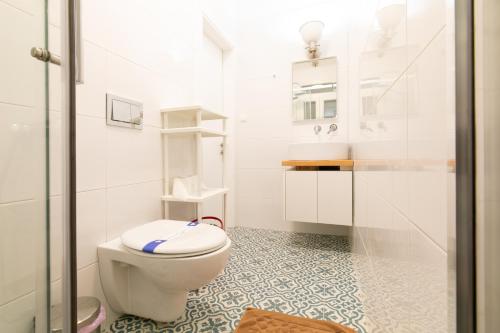 Koupelna v ubytování A-11.Cute renovated 1BD-5' metro