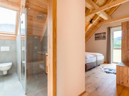 ein Bad mit Dusche und ein Bett in einem Zimmer in der Unterkunft Mountain Vista in Sankt Lorenzen ob Murau