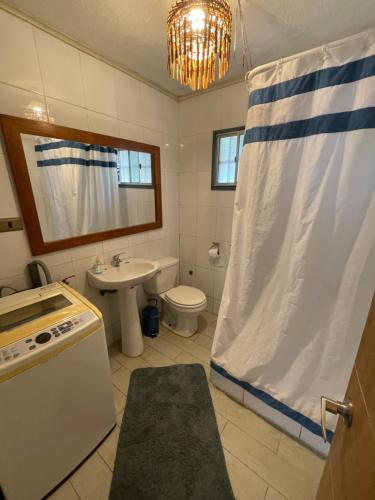 Baño pequeño con lavabo y aseo en Mirada al Mar en Matanzas