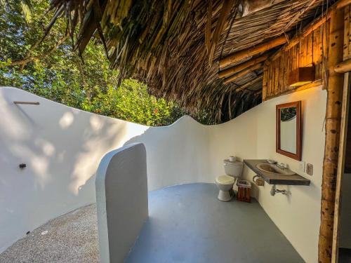 布里塔卡的住宿－Playa Bonita Hotel EcoCabañas Tayrona，享有带水槽的浴室的外部景色