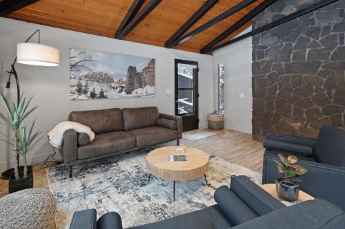 - un salon avec un canapé et une table dans l'établissement 12 Quartz Mountain home, à Bend