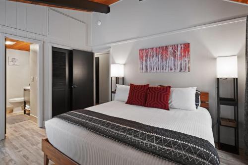 - une chambre avec un grand lit blanc et des oreillers rouges dans l'établissement 12 Quartz Mountain home, à Bend