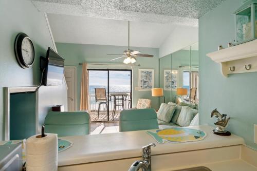 Il comprend une cuisine et un salon offrant une vue sur l'océan. dans l'établissement Sugar Beach 342 condo, à Gulf Shores