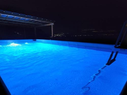 una gran piscina azul por la noche en King David breathtaking LAKE VIEW 4BDR PENTHOUSE, en Tiberíades