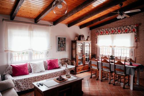 a living room with a couch and a table at VIVENCIAS casa rural para 10 personas in Camuñas