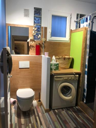 La salle de bains est pourvue de toilettes et d'un lave-linge. dans l'établissement Une grande terrasse sur la mer, à Brando