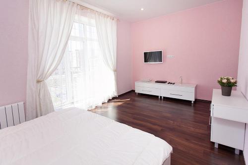 Posteľ alebo postele v izbe v ubytovaní Apartments near Metro Station Sukonnaya Sloboda