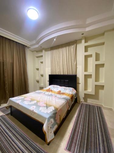 sypialnia z dużym łóżkiem w pokoju w obiekcie sunny lakes , pool view apartment in down town w Szarm el-Szejk