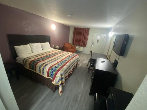 una camera d'albergo con letto e TV di DIAMOND INN a Forrest City