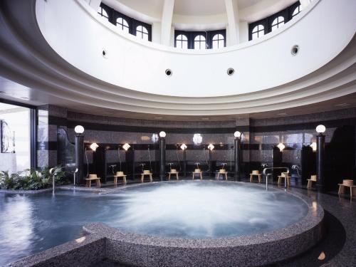 uma grande piscina no átrio de um hotel em Grand Xiv naruto the lodge em Naruto