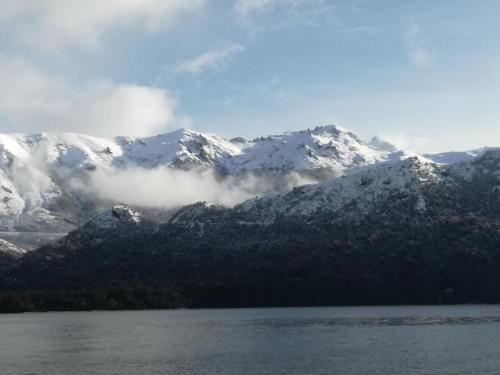 vistas a una cordillera con montañas cubiertas de nieve en Cabañas Serendipia Bariloche en San Carlos de Bariloche