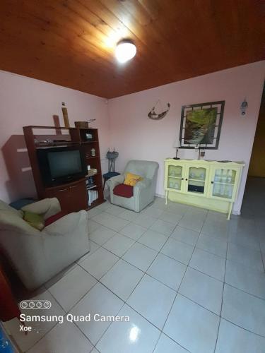 sala de estar con 2 sillas y TV en Alojamiento Campeche en Cavalango