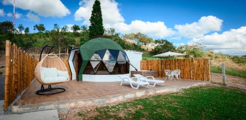 un gazebo e sedie su un patio di Glamping Monteverde San gil a San Gil