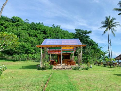 Zahrada ubytování Beach Camp Lombok