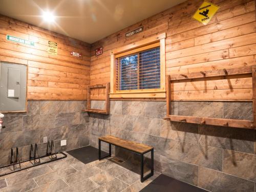 un baño con paredes de madera y una mesa. en Cottonwood Cabin en Glacier