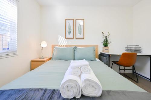 um quarto com uma cama com duas toalhas em @ Marbella Lane - Exquisite Home 3BR em Sunnyvale