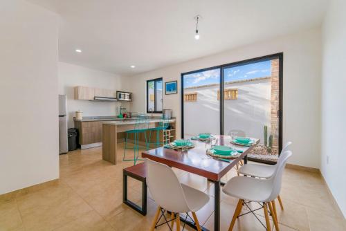 a kitchen and dining room with a table and chairs at Casa radiante en San Miguel de Allende in San Miguel de Allende
