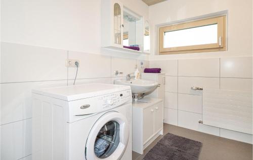 uma lavandaria branca com uma máquina de lavar roupa e um lavatório em Lovely Apartment In Dalaas Wald With Wifi em Ausserwald
