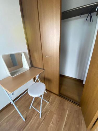 a small desk and a chair in a room at HIROSAKI清水森はうす in Hirosaki