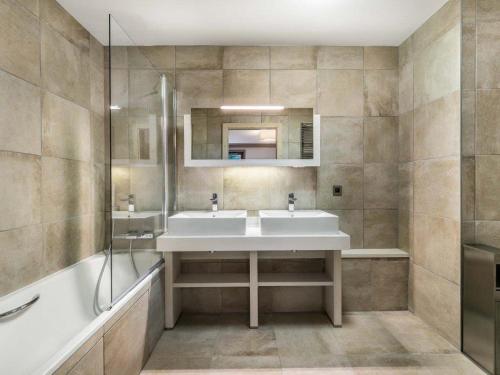 ein Bad mit einem Waschbecken und einer Dusche in der Unterkunft Appartement Courchevel 1550, 3 pièces, 6 personnes - FR-1-562-64 in Courchevel