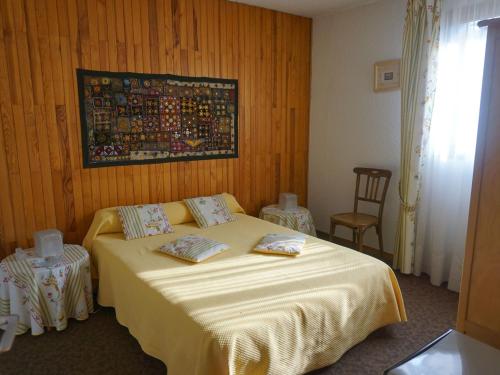 une chambre avec un lit avec deux oreillers dessus dans l'établissement Appartement 3 pièces, 6 pers, animaux acceptés, Orcières Merlette - FR-1-636-221, à Orcières