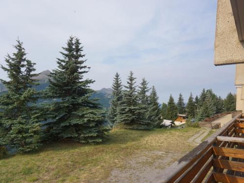 Elle offre une vue sur une cour avec des arbres et une clôture. dans l'établissement Appartement 3 pièces, 6 pers, animaux acceptés, Orcières Merlette - FR-1-636-221, à Orcières