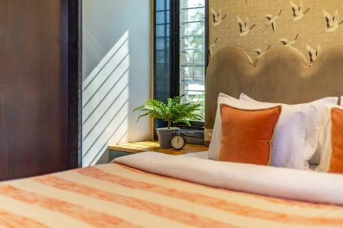 Ένα ή περισσότερα κρεβάτια σε δωμάτιο στο StayVista's Le Ciel - Lakeside Retreat Amidst Farmland with Pool, Indoor Activities, Lawn, Bonfire Pit & Ample Seating Space