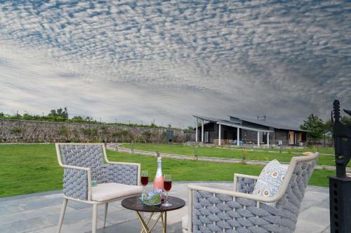 Κήπος έξω από το StayVista's Le Ciel - Lakeside Retreat Amidst Farmland with Pool, Indoor Activities, Lawn, Bonfire Pit & Ample Seating Space