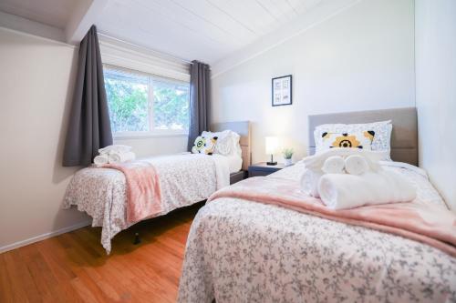 1 dormitorio con 2 camas y ventana en @ Marbella Lane - Modern Rustic Cabin Design Home, en Palo Alto
