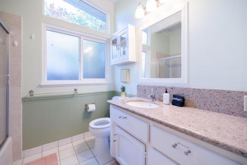 baño con lavabo y aseo y ventana en @ Marbella Lane - Modern Rustic Cabin Design Home, en Palo Alto