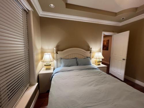 um quarto com uma cama grande e 2 candeeiros nas mesas em Lucky suite, two-bedroom suite in Richmond close to YVR em Richmond