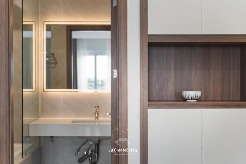 Ванная комната в Lux Westlake Studio