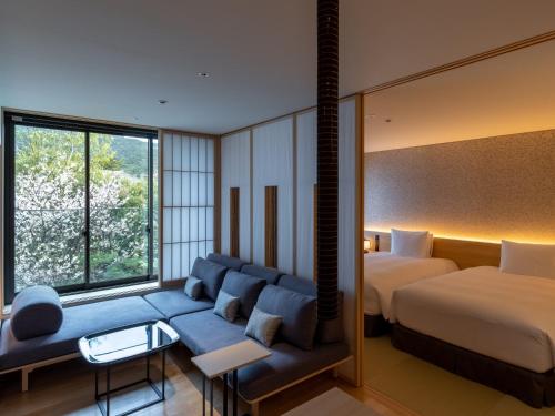 Habitación de hotel con cama y sofá en Fufu Kyoto en Kyoto