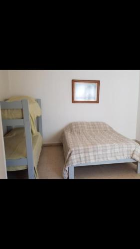 Habitación pequeña con cama y escalera en Departamento Monoambiente en Mar del Plata